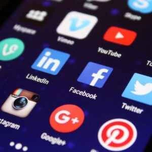 我们是社交蝴蝶！无论您在哪里浏览、查看或点击，都能找到我们！