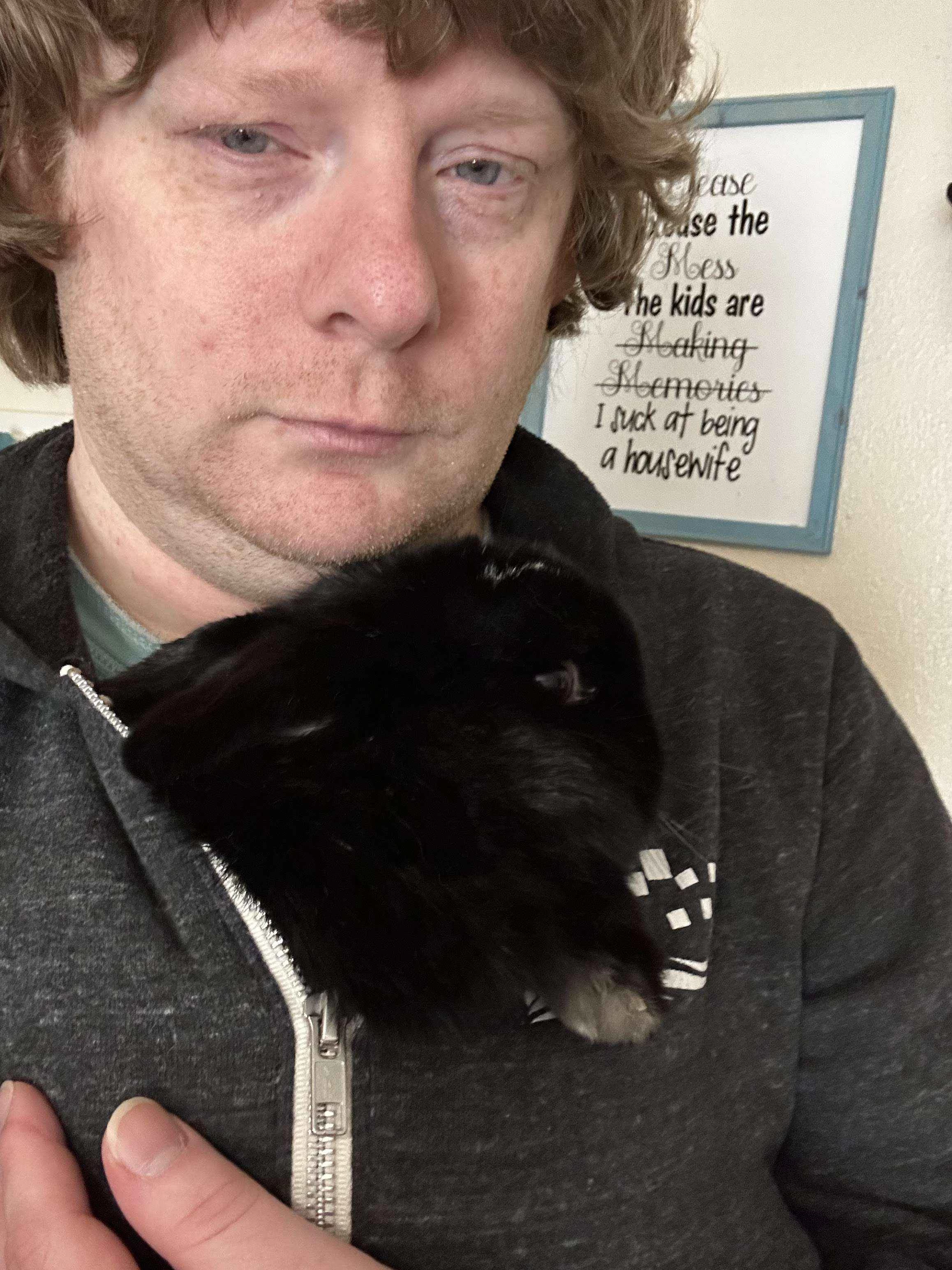 当被要求提供一张新照片时，贾兰德回答说：“我最好的照片就是我和兔子的合影。”